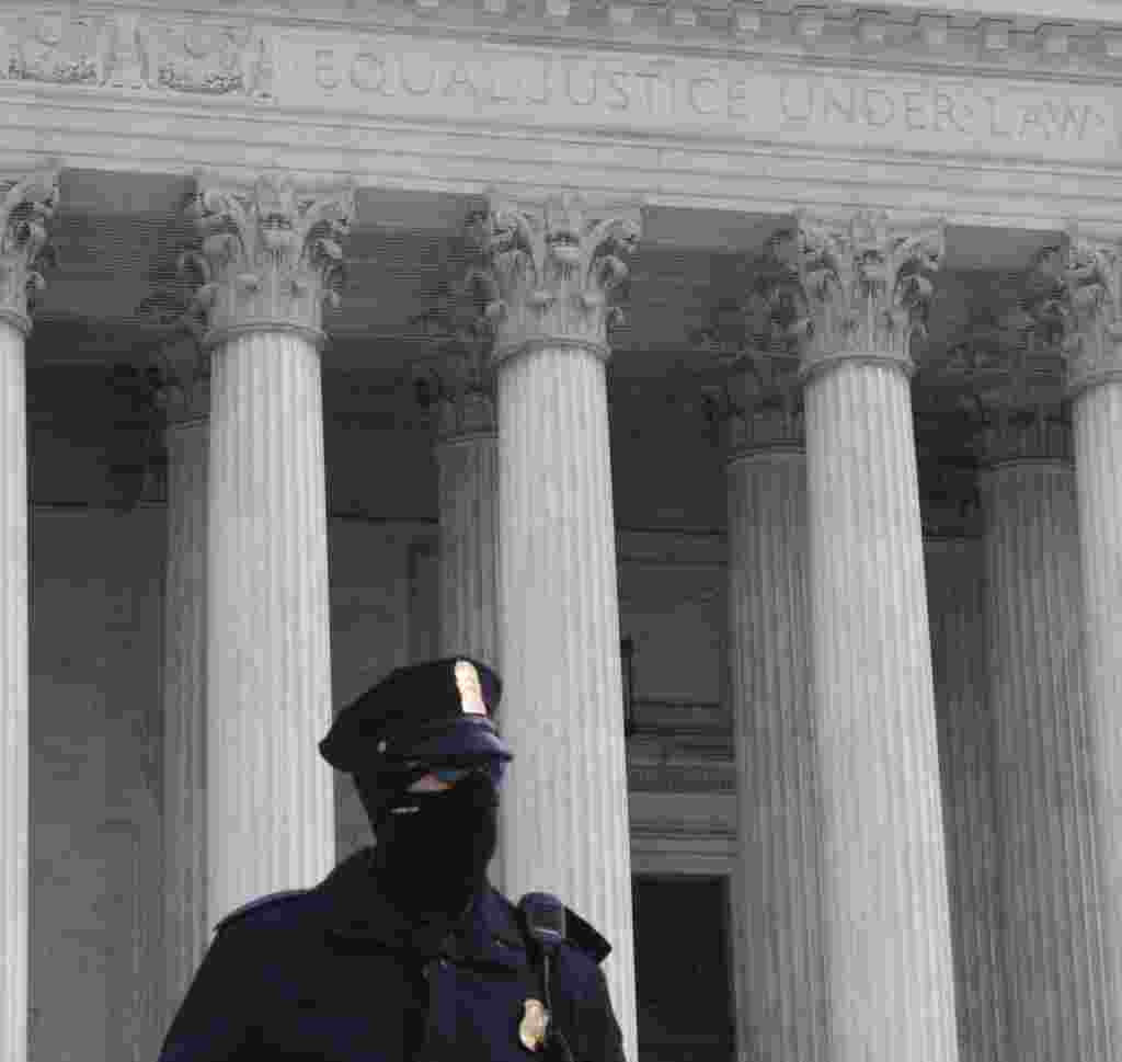 Durante la demostración, oficiales de la policía protegieron el edificio de la Corte Suprema de Justicia, con sus rostros cubiertos, probablemente por el intenso frío que hacía en la capital.