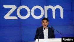 Zoom首席执行官袁征(Eric S. Yuan)2019年4月18日在纽约纳斯达克为Zoom上市敲钟。（资料照片）