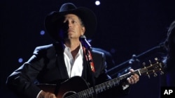 George Strait continúa por el camino del éxito.
