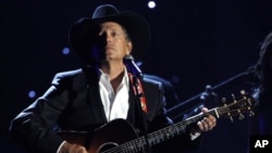 George Strait homenajea con su música a víctimas de tiroteo en Connecticut.