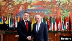 Menlu Palestina Riyad Al Maliki (kanan) berjabat tangan dengan tamunya, Menlu Belanda Halbe Zijlstra di Ramallah, Tepi Barat, Kamis (11/1). 