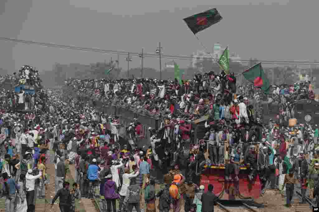 방글라데시 수도 다카 북쪽 뚜락강변에서 사흘동안 진행된 이슬람교 회합을 마친 신도들이 기차에 올라 귀향하고 있다.