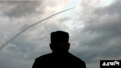 မြောက်ကိုရီးယားခေါင်းဆောင် Kim Jong Un ပဲ့ထိန်း ဒုံးကျည် စမ်းသပ်ပစ်လွှတ်မှုကို ကြည့်ရှုနေစဉ်။