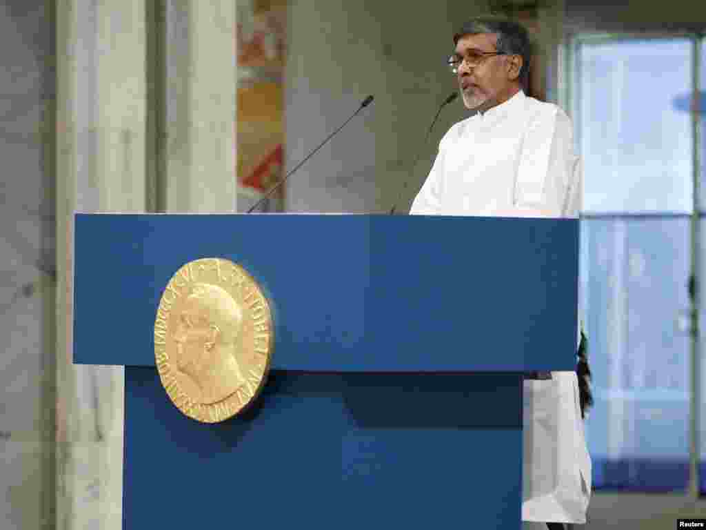 Peraih Nobel Perdamaian Kailash Satyarthi berpidato dalam upacara penyerahan hadiah di Balai Kota Oslo (10/12). (Reuters/Cornelius Poppe)&nbsp;