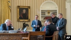 Le président Donald Trump avec Reince Priebus, le vice-président Mike Pence, l'ancien conseiller Michael Flynn lors d'un entretien au téléphone avec la Russie, le 28 janvier 2017.