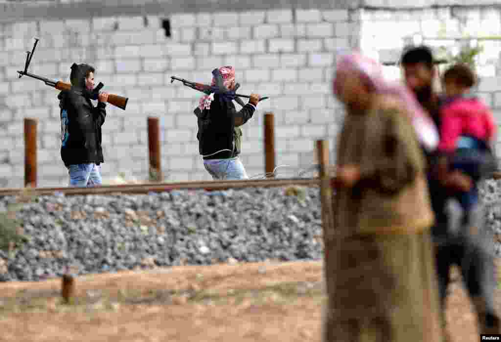 Free Syrian Army fighters holding machine guns in Ras al-Ain, from the Turkish border town of Ceylanpinar, Sanliurfa province November 12, 2012.