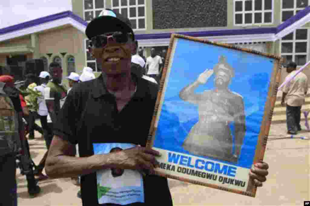 Wani gungun jama’a suna tunawa da rayuwar shugaban kungiyar Biafra Dim Chukwuemeka Ojukwu suna jerin gwano a kan titin Nnewi, Najeriya ranar Larabar 29 ga Fabrairu, 2012. Ana shirin jana’izar shugaban yakin basasan Biafran ranar jumma’a a birnin da ya