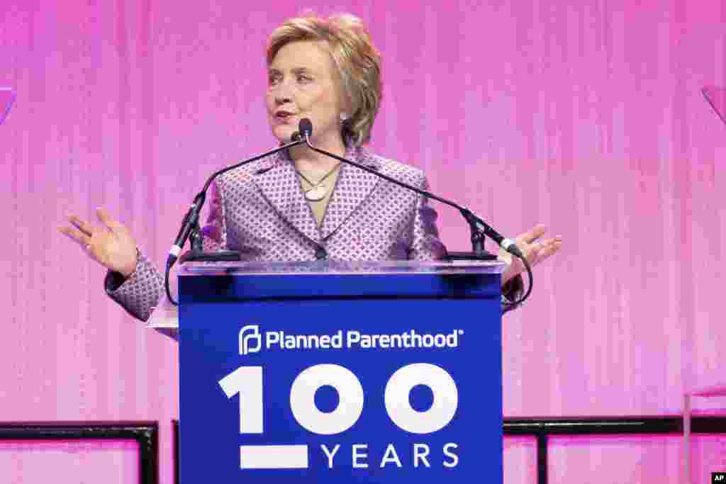 Mme Hillary Clinton, ancienne secrétaire d'État, prend la parole lors du gala du 100e anniversaire de planning familial, à New York, 2 mai 2017.