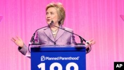 Hillary Clinton, ancienne secrétaire d'État, prend la parole lors du gala du 100e anniversaire de Planning familial, à New York, 2 mai 2017. 