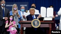Presidente Donald Trump mostra decreto sobre saúde 