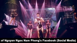Các người mẫu mặc trang phục gợi cảm có hình Thánh giá tại quán bar Fame, Hà Nội, hôm 8/10/2017