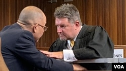 Manuel Chang e advogado em tribunal em Joanesburgo, 31 de Janeiro de 2019