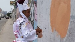 Grafiteira e artista plástica Sarhai Costa a trabalhar em Luanda