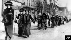 Este grupo de mujeres lideradas por la general Rosalie Jones marchaban en 1913, desde Nueva York rumbo a Washington en busca del derecho al voto