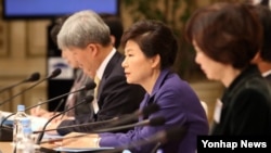 박근혜 한국 대통령이 2일 청와대 영빈관에서 열린 제3차 통일준비위원회의를 주재하며 발언하고 있다.