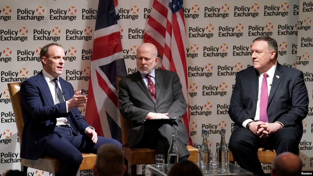 El secretario de Estado, Mike Pompeo, y su homólogo británico, Dominic Raab, durante una discusión pública en el Instituto de Ingenieros Mecánicos de Londres el 30 de enero de 2020.