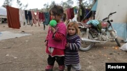 ဆီးရီးယား ဒုက္ခသည်စခန်းတွင်းမှ ကလေးငယ်နှစ်ဦး။ (ဖေဖော်ဝါရီ ၁၇၊ ၂၀၂၀)