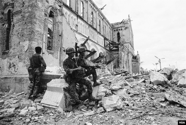 Ngôi nhà thờ đổ nát qua Mùa Hè Đỏ Lửa 1972, sau đó quân lực VNCH tái chiếm Cổ thành Quảng Trị và khu Nhà thờ La Vang. [tư liệu LM Nguyên Thanh]