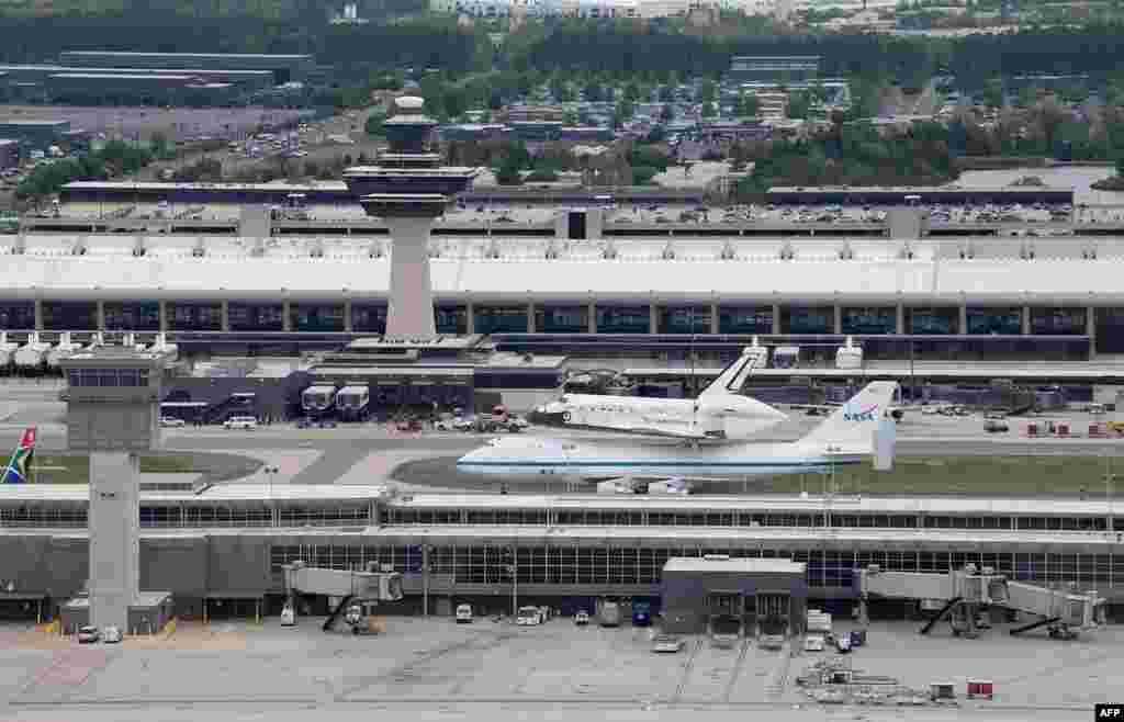 Боїнг 747 із причепленим до нього шатлом приземлився у міжнародному аеропорту Даллес у Північній Вірджинії.