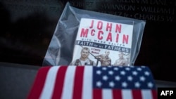 Kitabu cha Senata John McCain, kimewekwa juu ya bendera ya Marekani katika viwanja vya mashujaa wa Vietnam vya taifa, Septemba 1, 2018.
