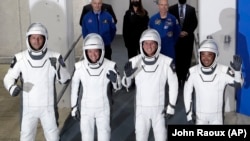 Dari kiri depan: astronot Badan Antariksa Eropa Thomas Pesquet, astronot NASA Megan McArthur, astronot NASA Shane Kimbrough dan astronot Badan Eksplorasi Luar Angkasa Jepang Akihiko Hoshide meninggalkan Gedung Operasi dan Checkout di Kennedy Space Center,Cape Canaveral, Florida. 