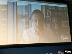 哈佛大學定量社會科學研究所主任加里·金通過Skype參與座談 (美國之音鍾辰芳拍攝)