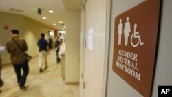 Un baño neutro para transexuales situado en la Universidad de Vermont en Burlington.