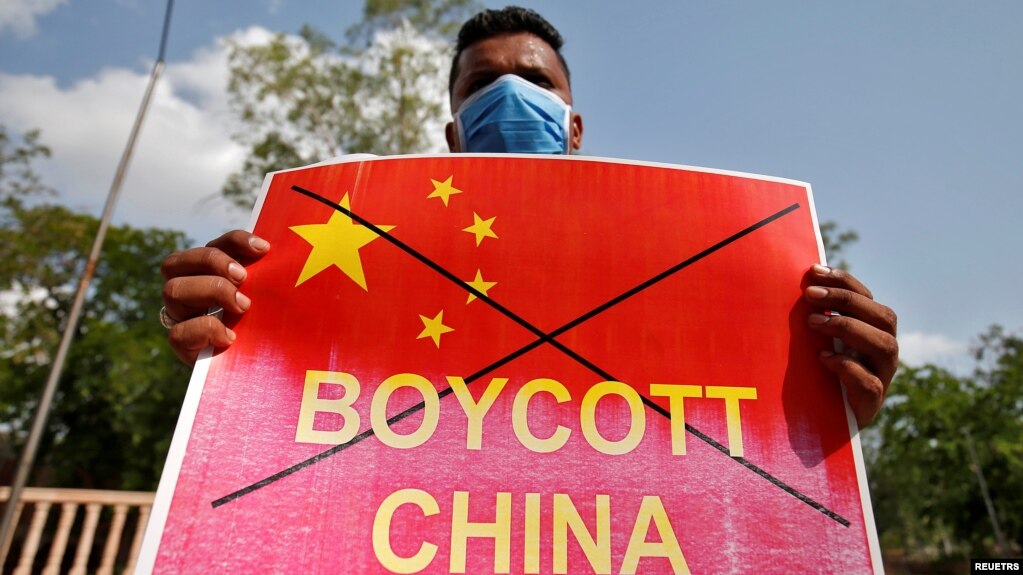 资料照：印度抗议者手举抗议牌，上面印有中国国旗和英文'抵制中国”字样。(photo:VOA)