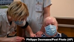 Alain, pria berusia 92 tahun, menerima vaksinasi Covid-19 buatan Pfizer-BioNTech di rumah lansia Champmaillot di Dijon, Perancis tengah (foto: dok). 