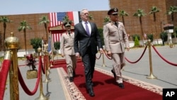 El ministro de Defensa egipcio, Sedki Sobhy (derecha) dio la bienvenida oficial al secretario de Defensa de EE.UU., Jim Mattis, a El Cairo, Egipto, el jueves, 20 de abril de 2017.