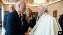 Prezidan Joe Biden ak Pap Francis apre rankont yo nan Vatican an, 29 Oct. 2021. 