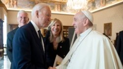 Prezidan Joe Biden ak Pap Francis apre rankont yo nan Vatican an, 29 Oct. 2021.