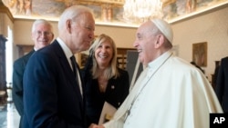 Prezidan Joe Biden ak Pap Francis apre rankont yo nan Vatican an, 29 Oct. 2021.