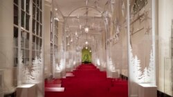 La Columnata Este está decorada con una línea de tiempo de diseño, innovación y arquitectura estadounidense durante la exhibición de decoraciones de Navidad de 2019 en la Casa Blanca, el lunes 2 de diciembre de 2019, en Washington. El tema de este año es "El espíritu de América". Foto AP / Alex Brandon.