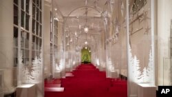 La Columnata Este está decorada con una línea de tiempo de diseño, innovación y arquitectura estadounidense durante la exhibición de decoraciones de Navidad de 2019 en la Casa Blanca, el lunes 2 de diciembre de 2019, en Washington. El tema de este año es "El espíritu de América". Foto AP / Alex Brandon.