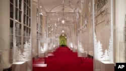 La Columnata Este está decorada con una línea de tiempo de diseño, innovación y arquitectura estadounidense durante la exhibición de decoraciones de Navidad de 2019 en la Casa Blanca, el lunes 2 de diciembre de 2019, en Washington. El tema de este año es 