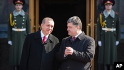 Cumhurbaşkanı Erdoğan Kiev'de Ukrayna Cumhurbaşkanı Poroşenko tarafından karşılanırken