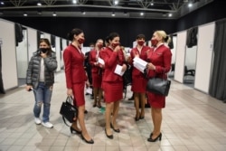 Stujardese albanske avio-kompanije Albavings čekaju na vakcinaciju u beogradskom Belekspu, u Beogradu, 27. marta 2021. Vlasti Srbije odobrile su ovog vikenda vakcinaciju i za strane državljane, nakon čega je veliki broj građana zemalja regiona pohrlio u Srbiju kako bi se vakcinisao. (Foto: Rojters, Zorana Jevtić)