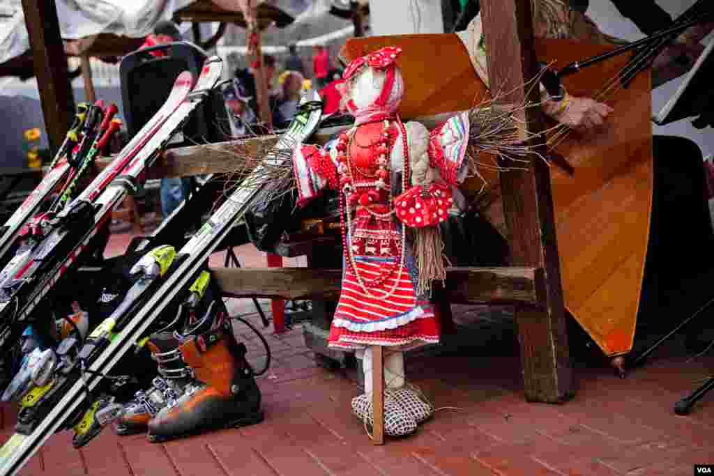 Maslenitsa doll awaits her fate with ski at the Rosa Khutor resort. (V. Undritz for VOA)