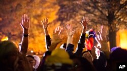 1일 미국 애틀랜타의 에베네저침례교회에서 에릭 홀더 미국 법무장관이 연설하고 있는 가운데, 교회 밖 시위대가 "손을 올린 사람을 쏘지말라"고 외치며 시위를 벌이고 있다.