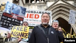 Simpatizantes del fundador de WikiLeaks, Julian Assange. demandan su libertad frente a una corte de Londes el 26 de octubre de 2021.