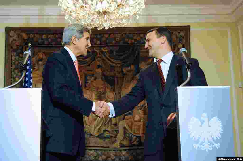 U.S. Secretary of State John Kerry shakes hands with Polish Foreign Minister Radoslaw Sikorski after they addressed reporters during a news conference that followed their meeting at Foksal Palace in Warsaw, Poland, on November 5, 2013.