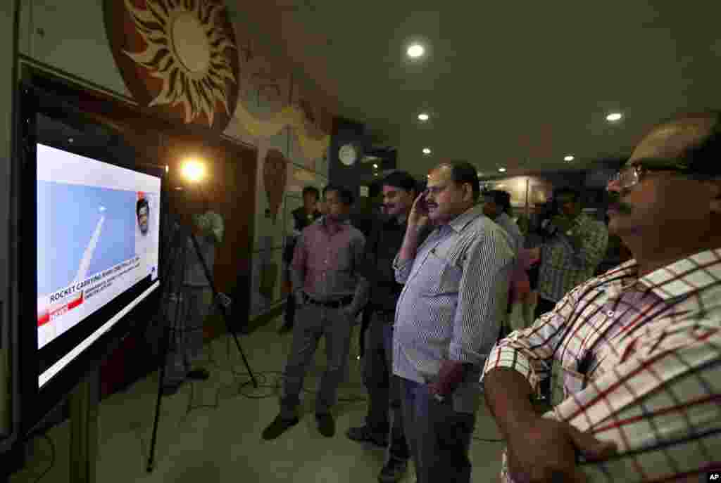 Indians watch a live telecast of the launch of the Polar Satellite Launch Vehicle in New Delhi, Nov. 5, 2013.