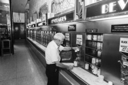 Seorang pelanggan membeli secangkir kopi di satu-satunya restoran Horn & Hardart Automat yang masih bertahan di tengah kota Manhattan, New York City, 8 Juni 1987. (AP)