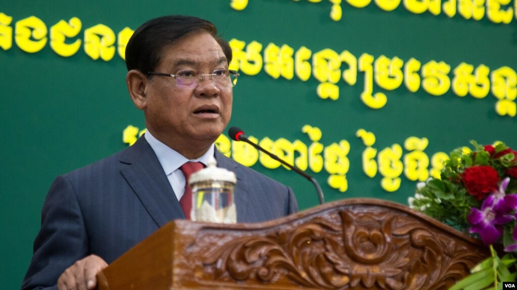 រូបឯកសារ៖ លោក​ស​ ខេង រដ្ឋមន្រ្តី​នៃ​ក្រសួង​មហាផ្ទៃ​ ថ្លែង​ទៅមន្រ្តី​ប៉ូលិស​និង​អភិបាល​នានា​ក្នុង​ការ​ប្រជុំ​នៃ​របាយការណ៍​បូកសរុបចំនួន​​ជន​​​អន្តោប្រវេសន៍​នៅ​ថ្ងៃ​សុក្រ​ ទី​១៩ សីហា ឆ្នាំ​២០១៦ នៅ​រាជធានី ភ្នំពេញ។​(ឡេង ឡែន/VOA)