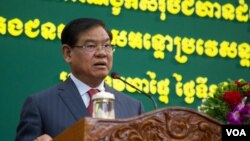 រូបឯកសារ៖ លោក ​ស​ ខេង រដ្ឋមន្រ្តី​នៃ​ក្រសួង​មហាផ្ទៃ​ ថ្លែង​ទៅមន្រ្តី​ប៉ូលិស​និង​អភិបាល​នានា​ក្នុង​ការ​ប្រជុំ​នៃ​របាយការណ៍​​បូកសរុបចំនួន​​ជន​​​អន្តោប្រវេសន៍​នៅ​ថ្ងៃ​សុក្រ​ ទី​១៩ សីហា ឆ្នាំ​២០១៦ នៅ​រាជធានី ភ្នំពេញ។ ​(VOA) 