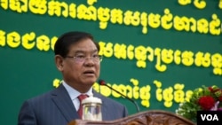 FILE-Minister of Interior Ministry Sar Kheng addresses the governors and police officials during an immigration report workshop in Phnom Penh, on Friday, August 19, 2016. (Leng Len/VOA Khmer)