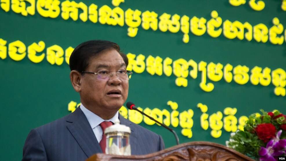 FILE-Minister of Interior Ministry Sar Kheng addresses the governors and police officials during an immigration report workshop in Phnom Penh, on Friday, August 19, 2016. (Leng Len/VOA Khmer)