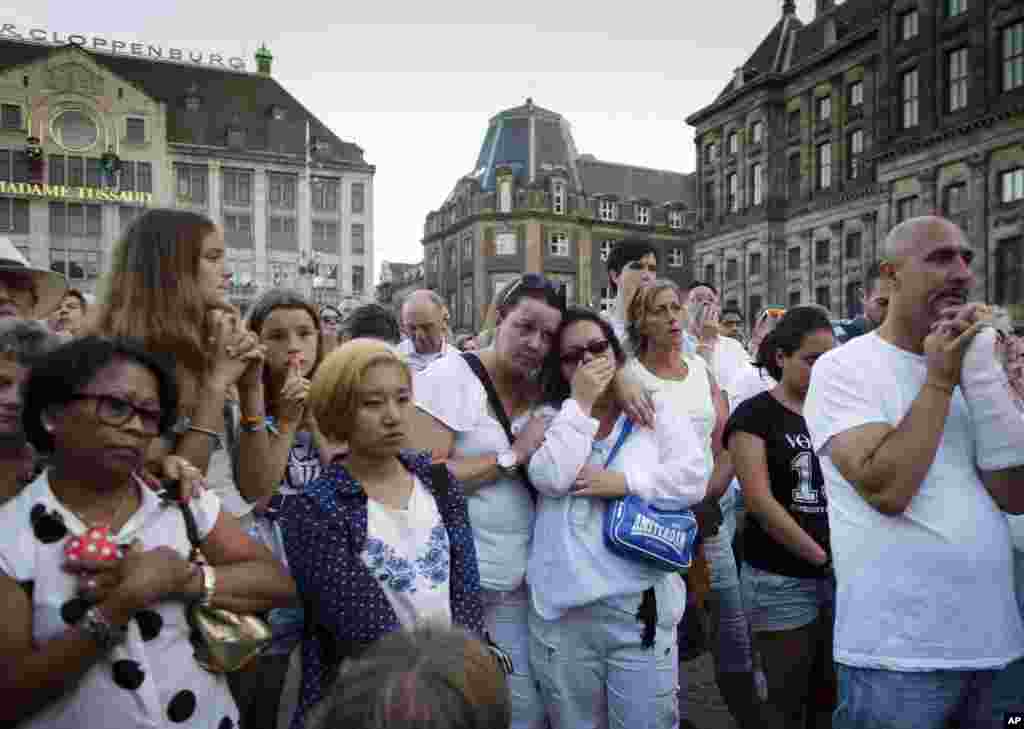 People attend a silent remembrance for the victims&nbsp;in the downing of Malaysia Airlines Flight MH17, in Amsterdam,&nbsp; July 23, 2014.