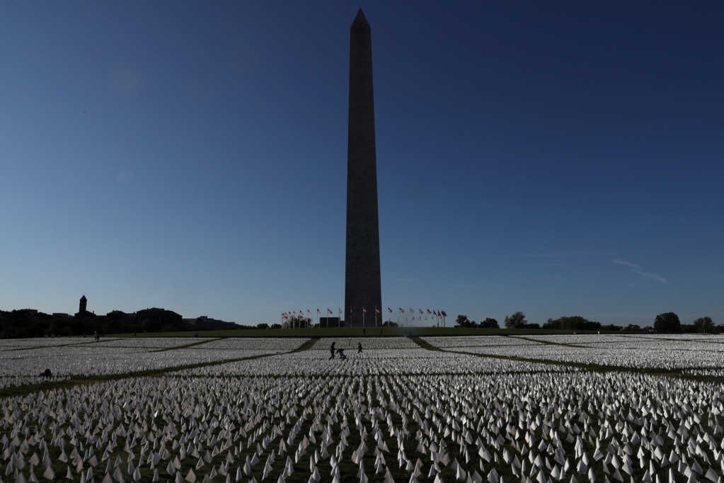 资料照：美国首都华盛顿纪念碑周围插着上百万小白旗，纪念因新冠疫情去世的美国人。（2021年10月1日）(photo:VOA)